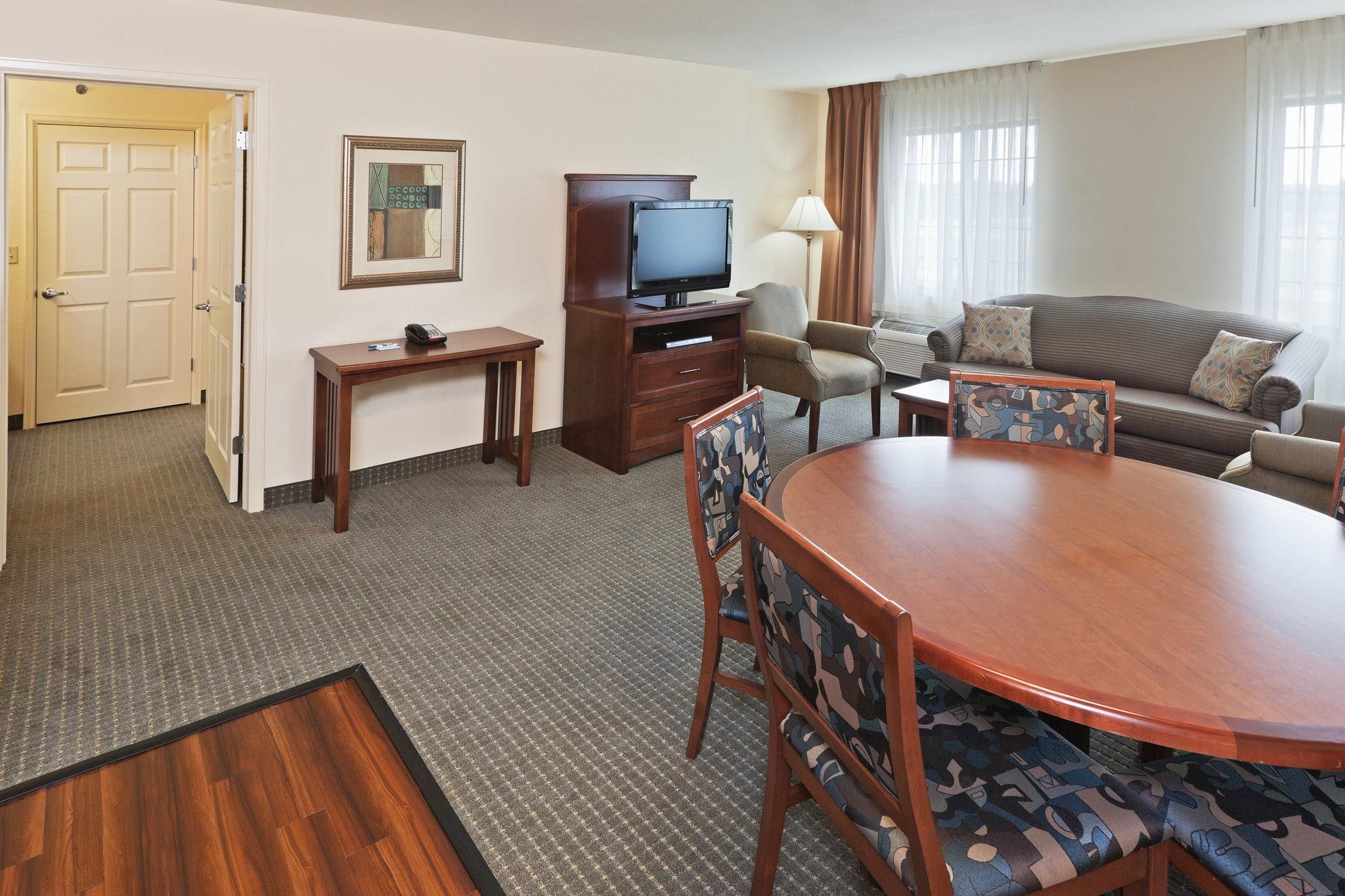 1 Bedroom Suite 1 Queen Bed Conference Table Non-Smoking