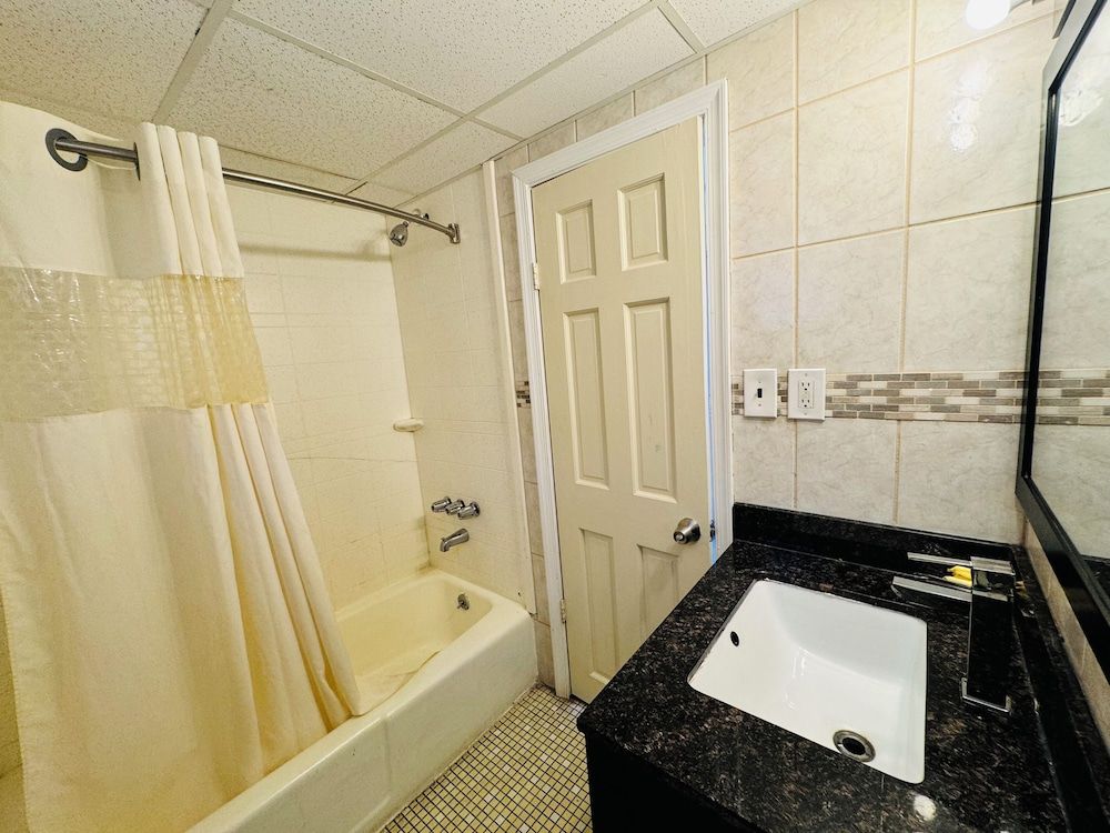 Skyview Manor Motel Standard room 9