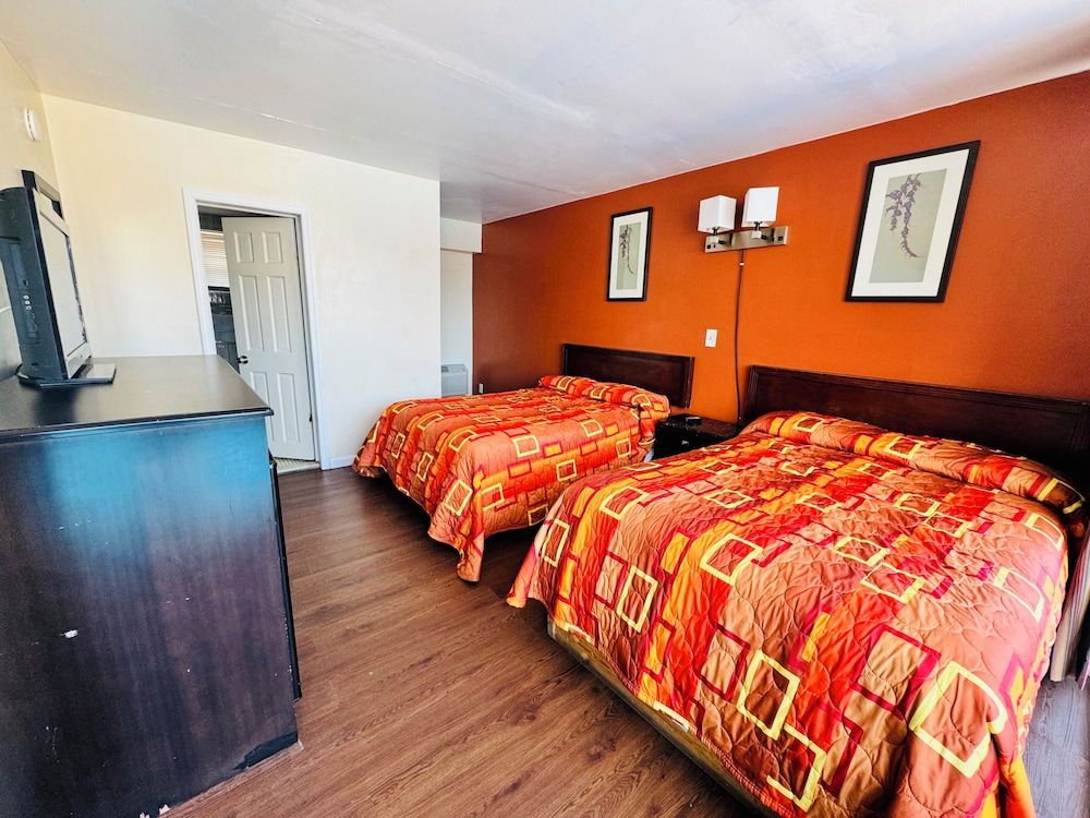 Skyview Manor Motel Standard room 5