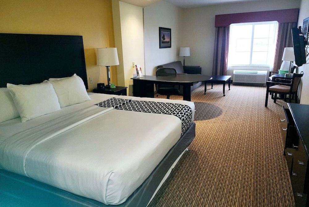 Deluxe Suite, 1 King Bed, Accessible, Non Smoking (Hearing Impaired Accessible, Family)