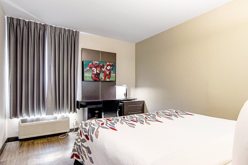 Red Roof Inn Locust Grove Superior Room, 1 King Bed, Accessible (Roll-In Shower, Smoke Free) 2