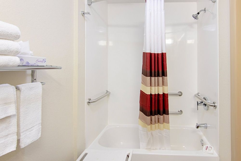 Red Roof Inn Locust Grove Deluxe Room, 2 Double Beds, Accessible (Smoke Free) 3