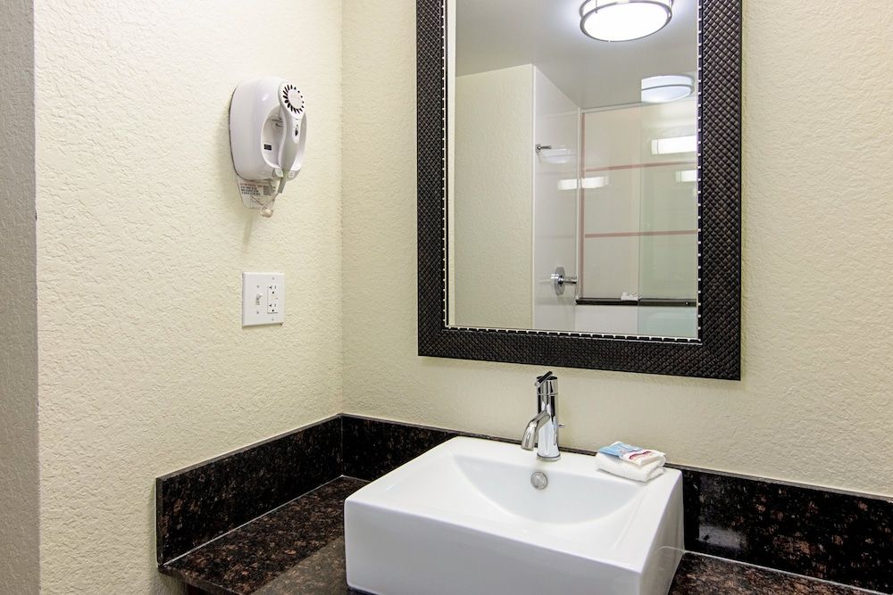 Red Roof Inn Locust Grove Deluxe Room, 2 Double Beds (Smoke Free) 6