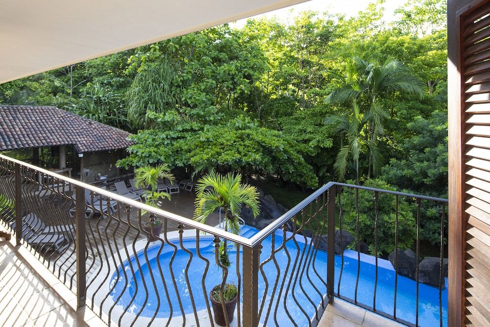 Pumilio Mountain & Ocean Hotel DI SUITE - Kitchen & 1 King Bed 19