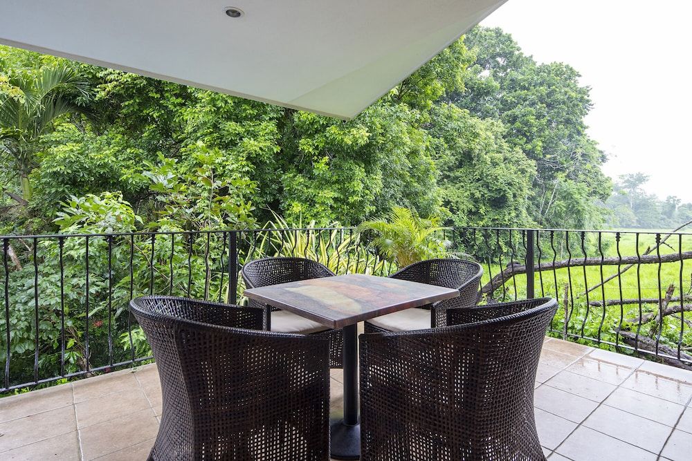 Pumilio Mountain & Ocean Hotel DI SUITE - Kitchen & 1 King Bed 14