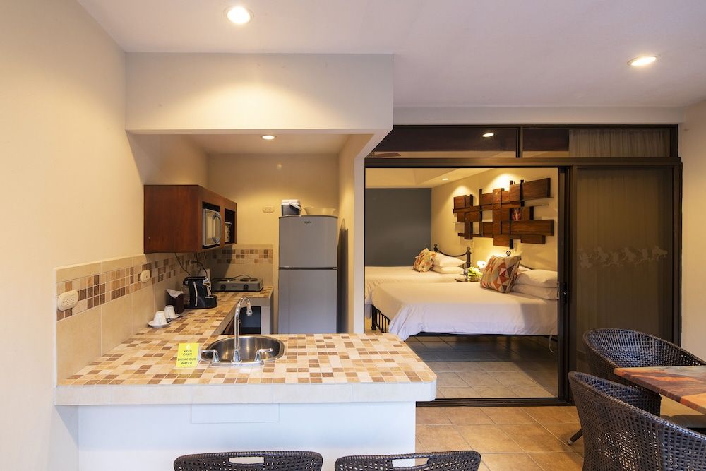 Pumilio Mountain & Ocean Hotel YAMIPA SUITE - Kitchen & 2 Queen Beds 7