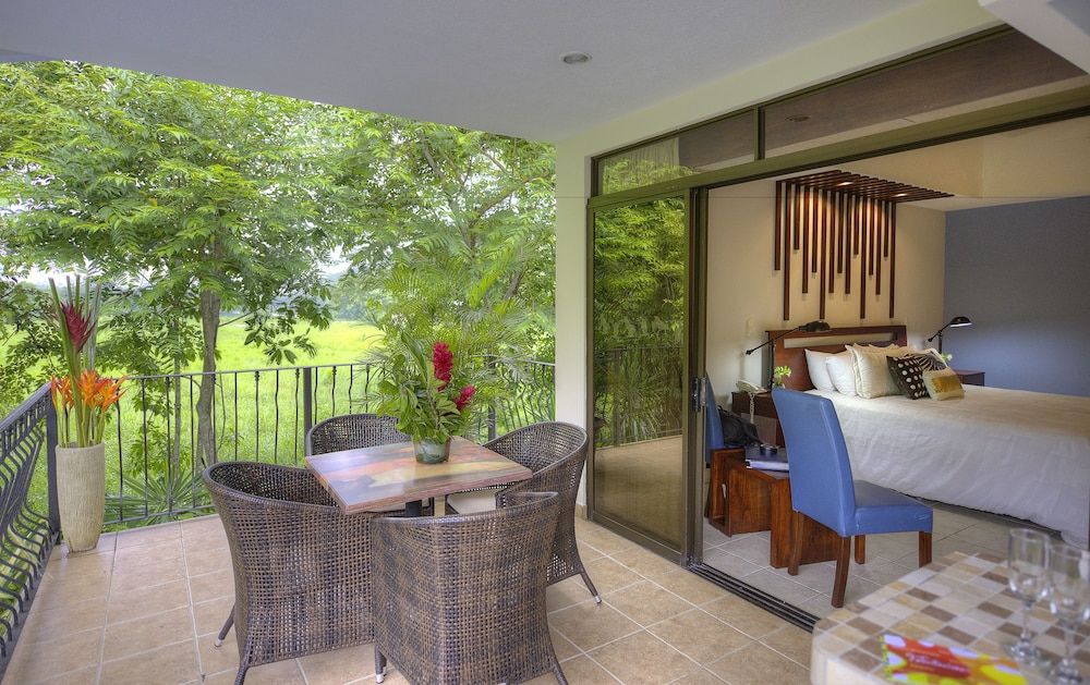 Pumilio Mountain & Ocean Hotel DI SUITE - Kitchen & 1 King Bed 17