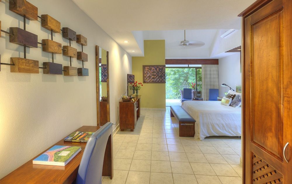 Pumilio Mountain & Ocean Hotel DI SUITE - Kitchen & 1 King Bed 10