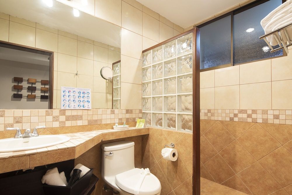 Pumilio Mountain & Ocean Hotel DI SUITE - Kitchen & 1 King Bed 23