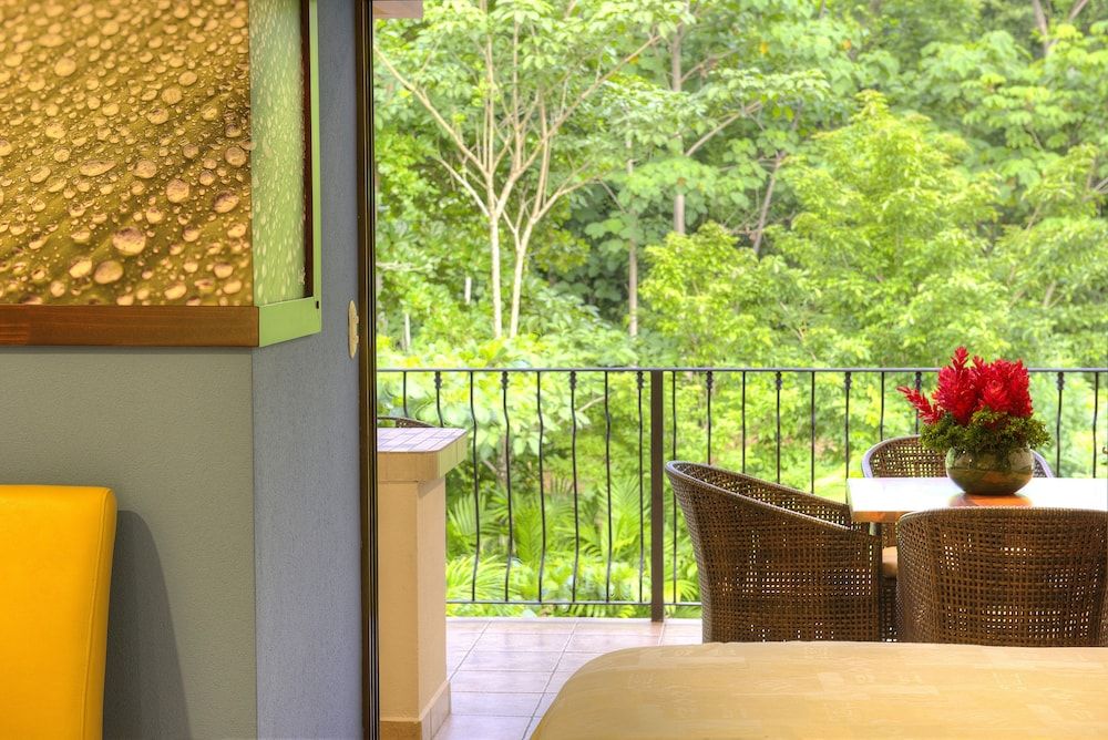 Pumilio Mountain & Ocean Hotel DI SUITE - Kitchen & 1 King Bed 20