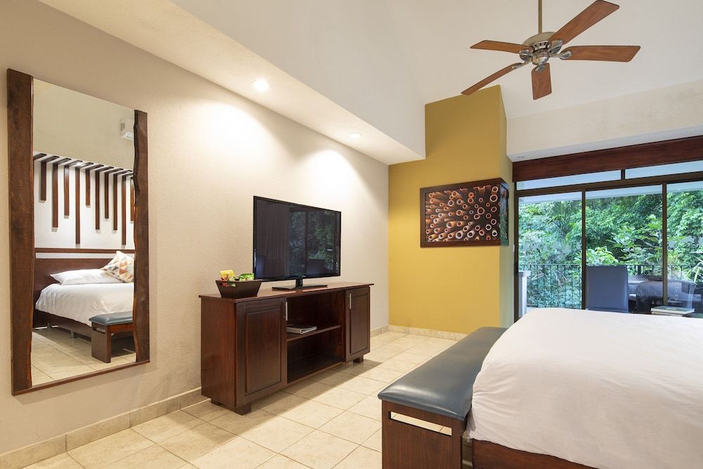 Pumilio Mountain & Ocean Hotel DI SUITE - Kitchen & 1 King Bed 8