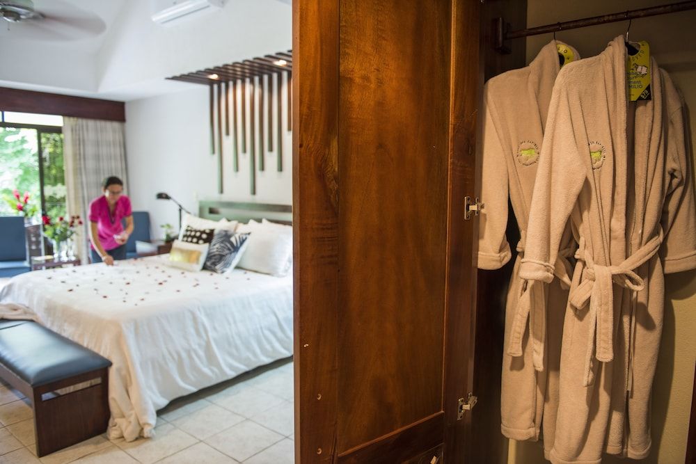 Pumilio Mountain & Ocean Hotel DI SUITE - Kitchen & 1 King Bed 13