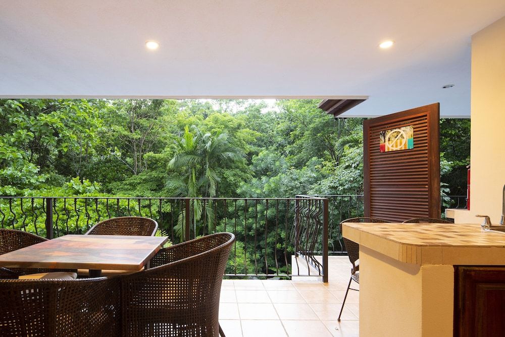 Pumilio Mountain & Ocean Hotel DI SUITE - Kitchen & 1 King Bed 15