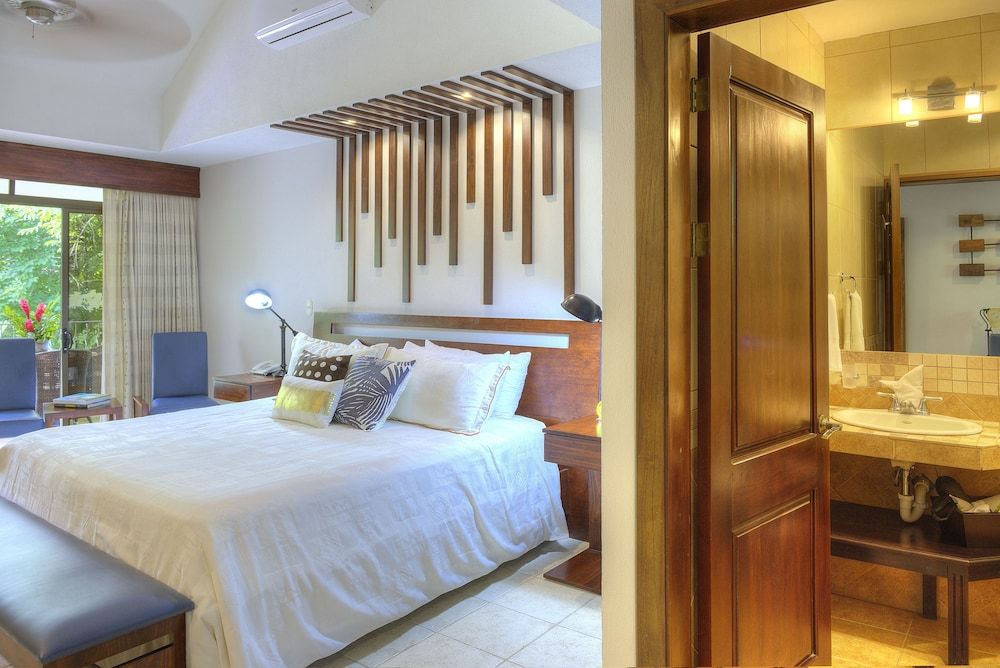 Pumilio Mountain & Ocean Hotel DI SUITE - Kitchen & 1 King Bed 9