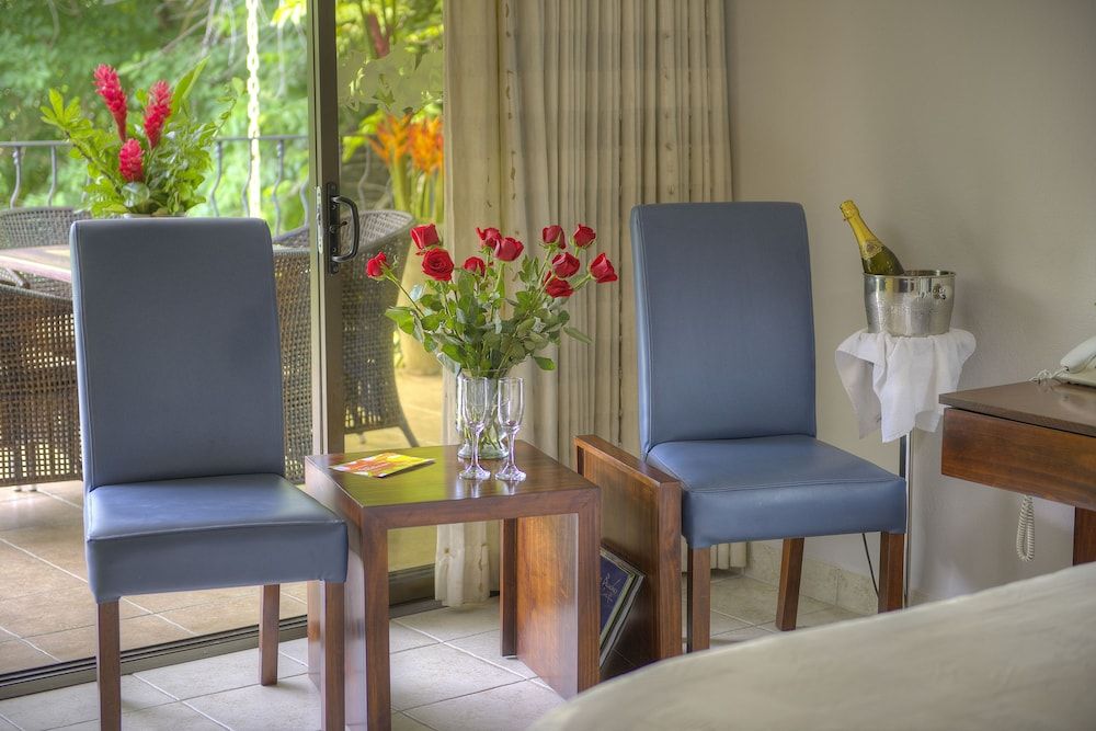 Pumilio Mountain & Ocean Hotel DI SUITE - Kitchen & 1 King Bed 24