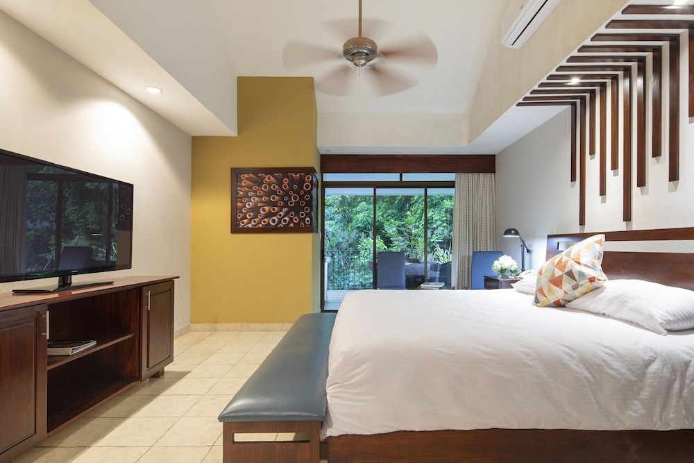 Pumilio Mountain & Ocean Hotel DI SUITE - Kitchen & 1 King Bed 5