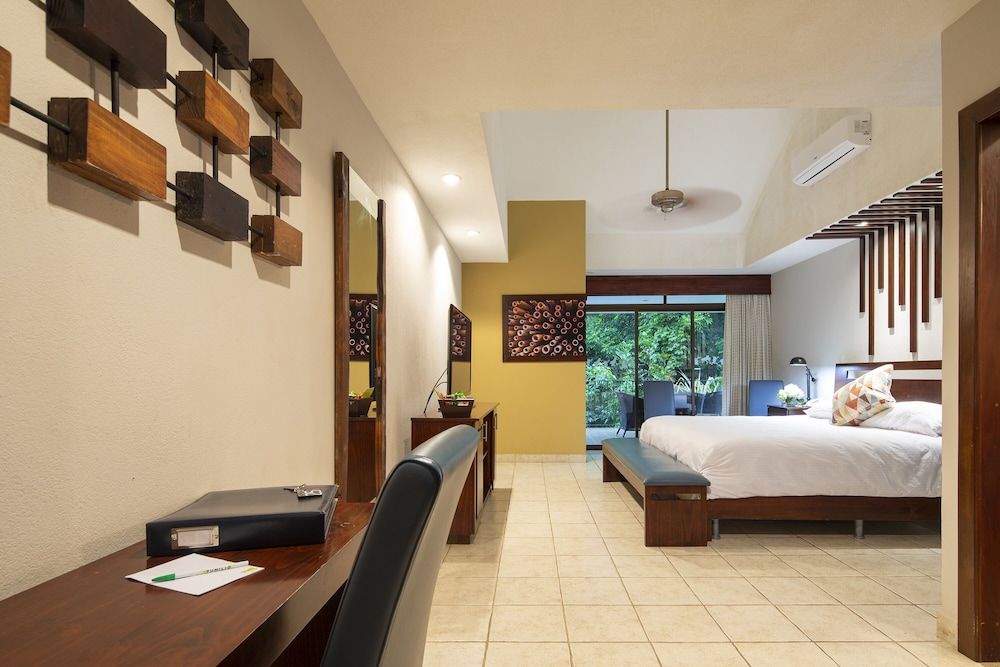 Pumilio Mountain & Ocean Hotel DI SUITE - Kitchen & 1 King Bed 6