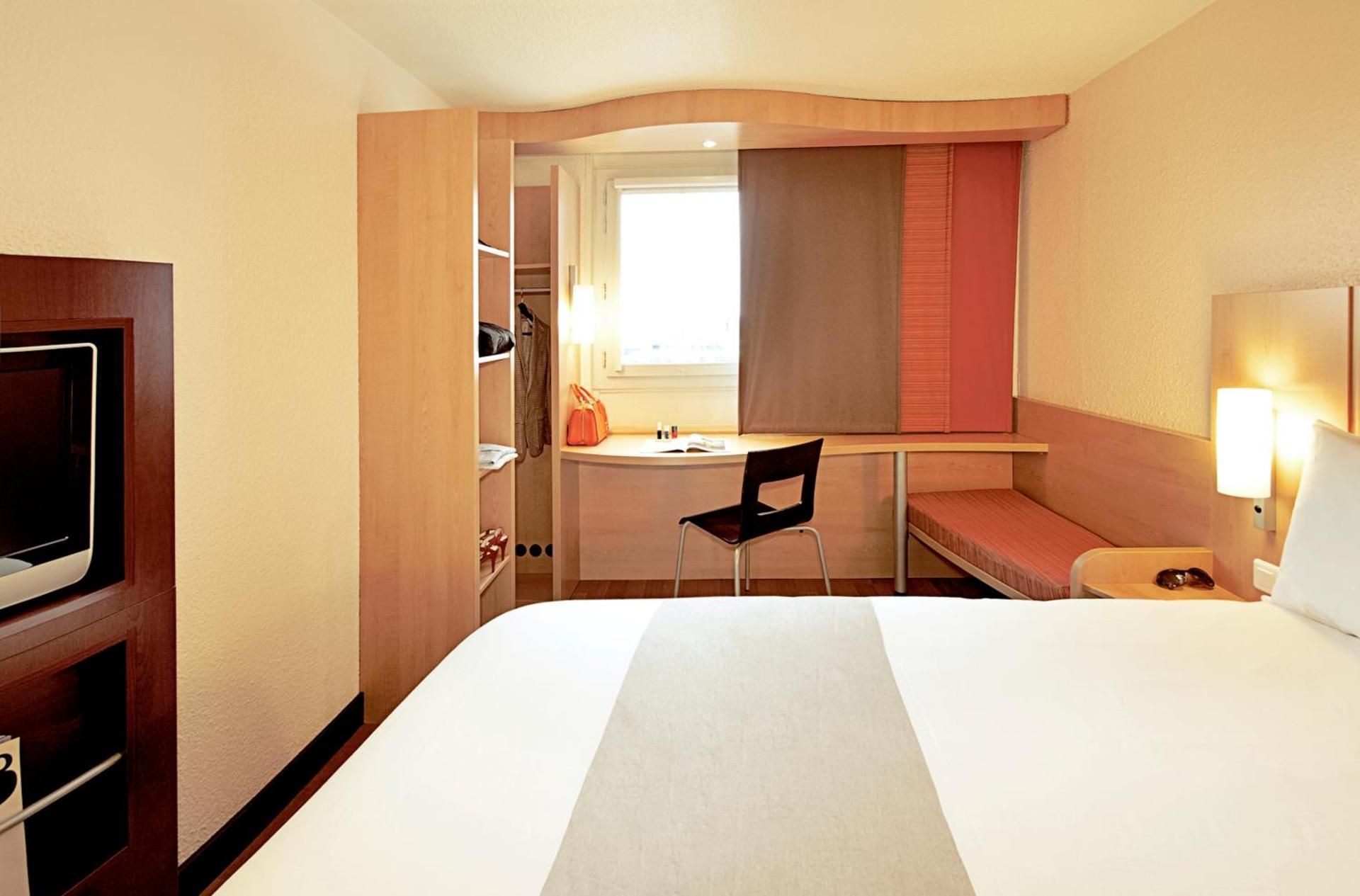 Ibis Basel Bahnhof Hotel Room with 1 double bed, 63x79 inches 160x200 cm , new sleep-easy concept 3