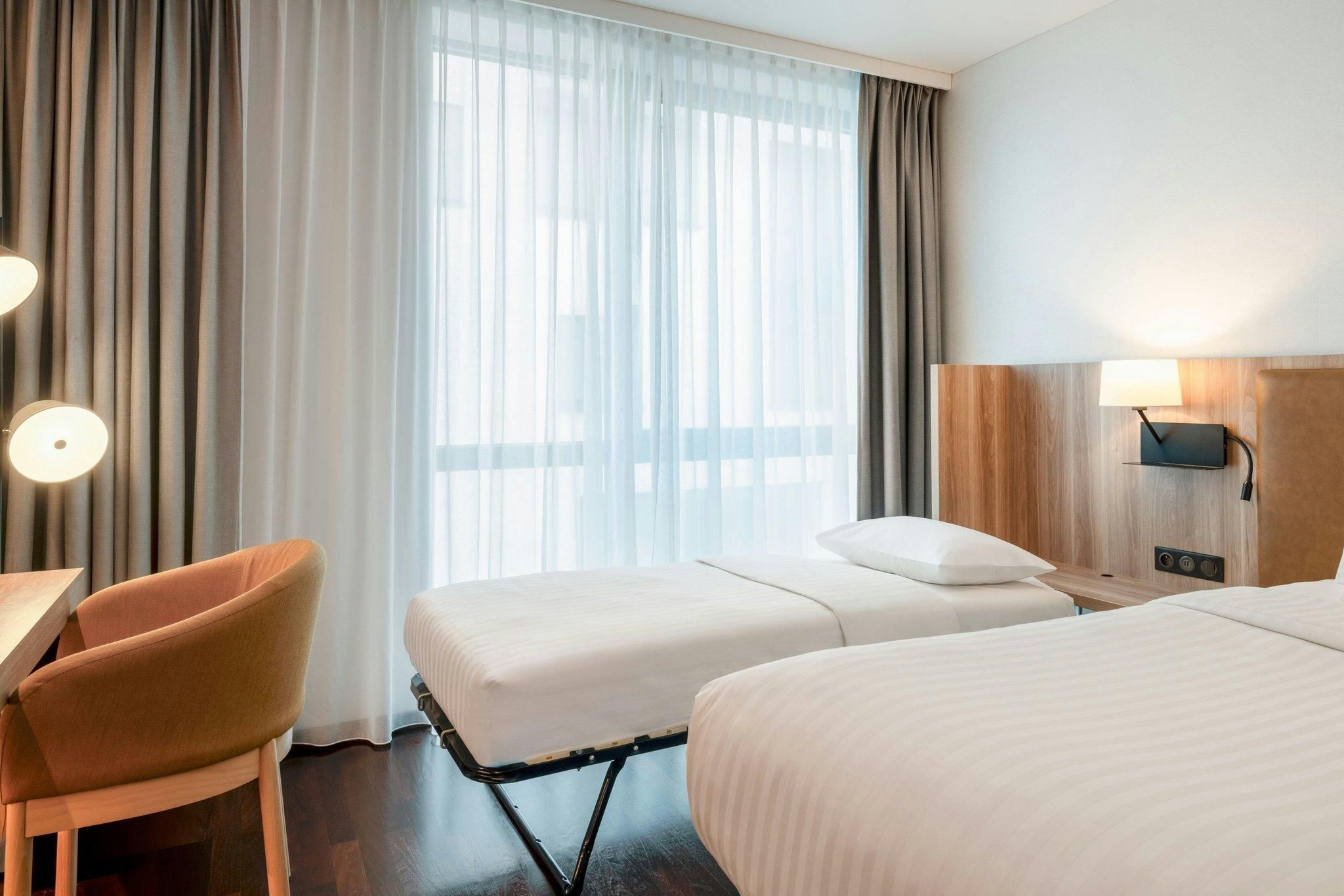 standard, guest room, 1 king, courtyard view