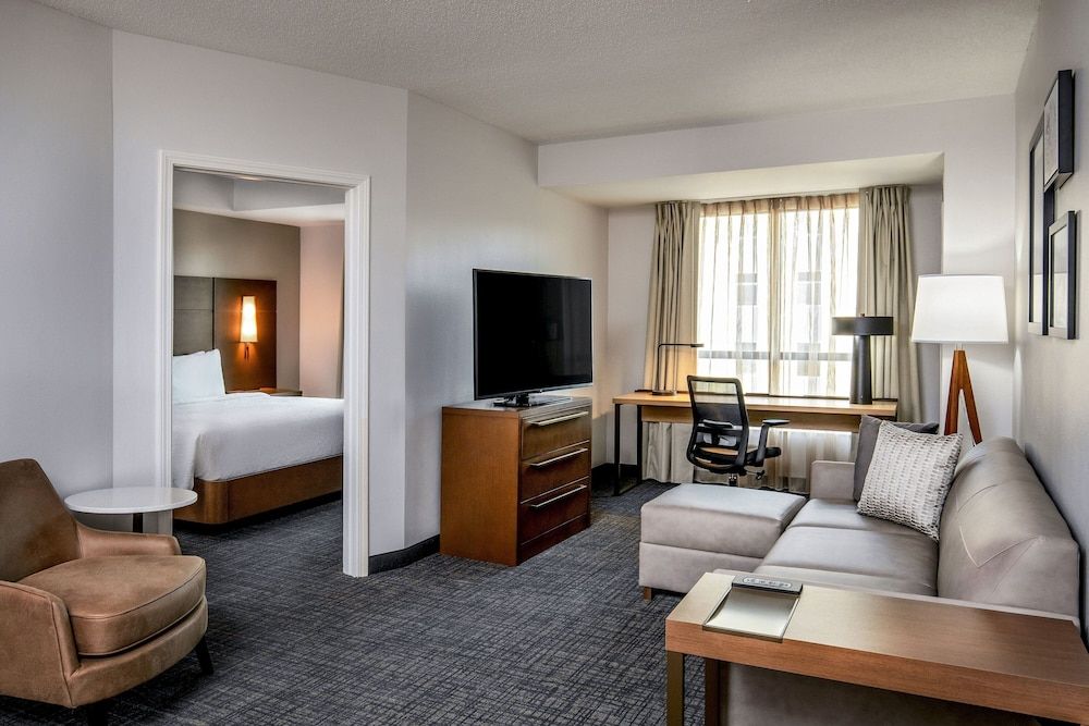 Suite, 1 Bedroom (Mobility/Hearing Access, Roll-in Shwr)