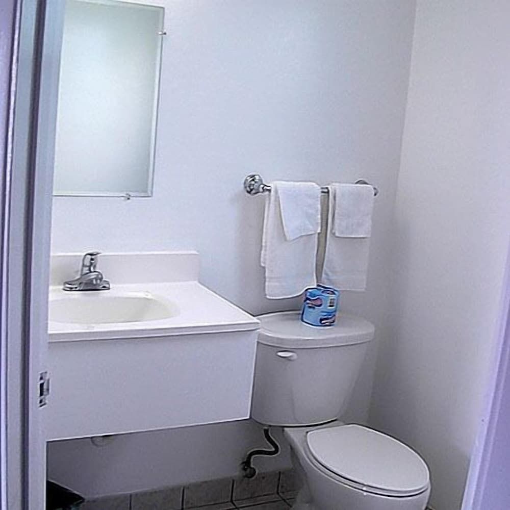 Economy Inn One queen bed non smoking 2