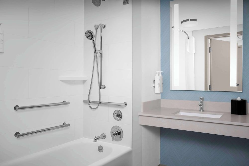 Room, 2 Queens, Accessible w/ Bathtub