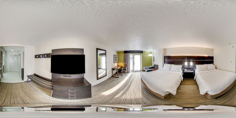 Holiday Inn Express Columbus Downtown by IHG Standard Room, 2 Queen Beds, Pool View 5