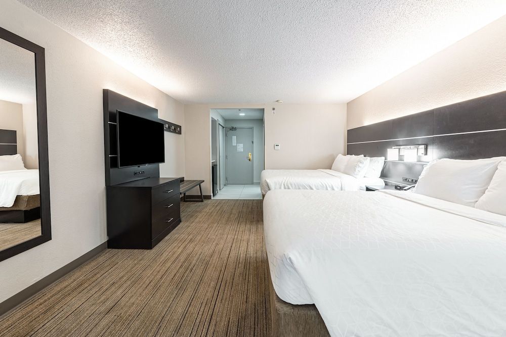 Holiday Inn Express Columbus Downtown by IHG Standard Room, 2 Queen Beds, Pool View 6