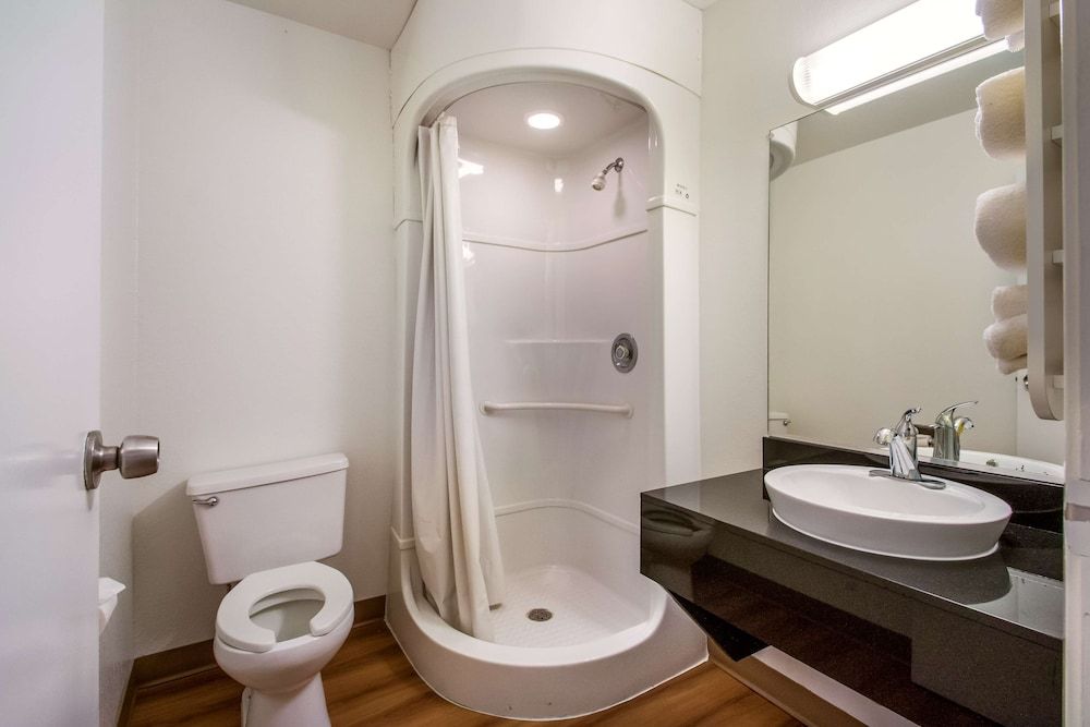 Motel 6 Wendover, UT Standard Room, 1 King Bed, Smoking 3