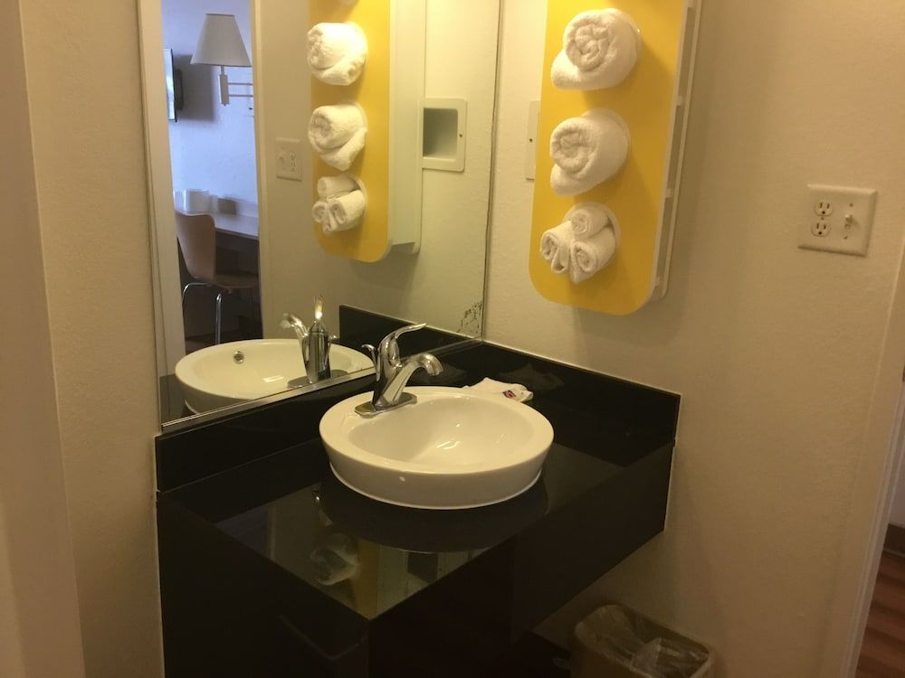 Motel 6 Wendover, UT Standard Room, 1 King Bed, Smoking 2