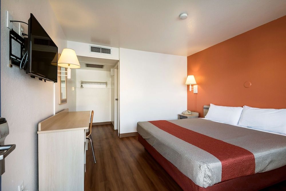 Motel 6 Wendover, UT Standard Room, 1 King Bed, Smoking 5