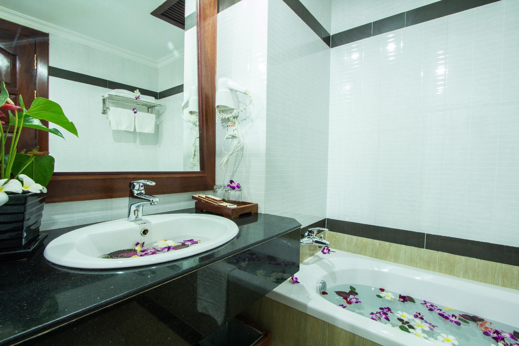 Royal Empire Hotel Superior Room 2