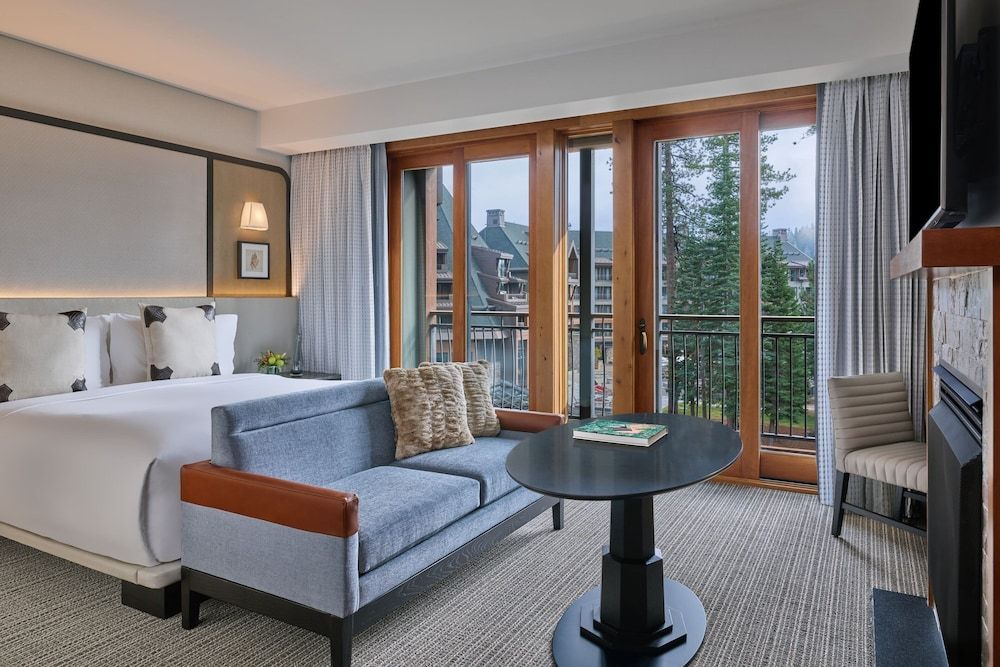 Club Room, 1 King Bed, Fireplace
