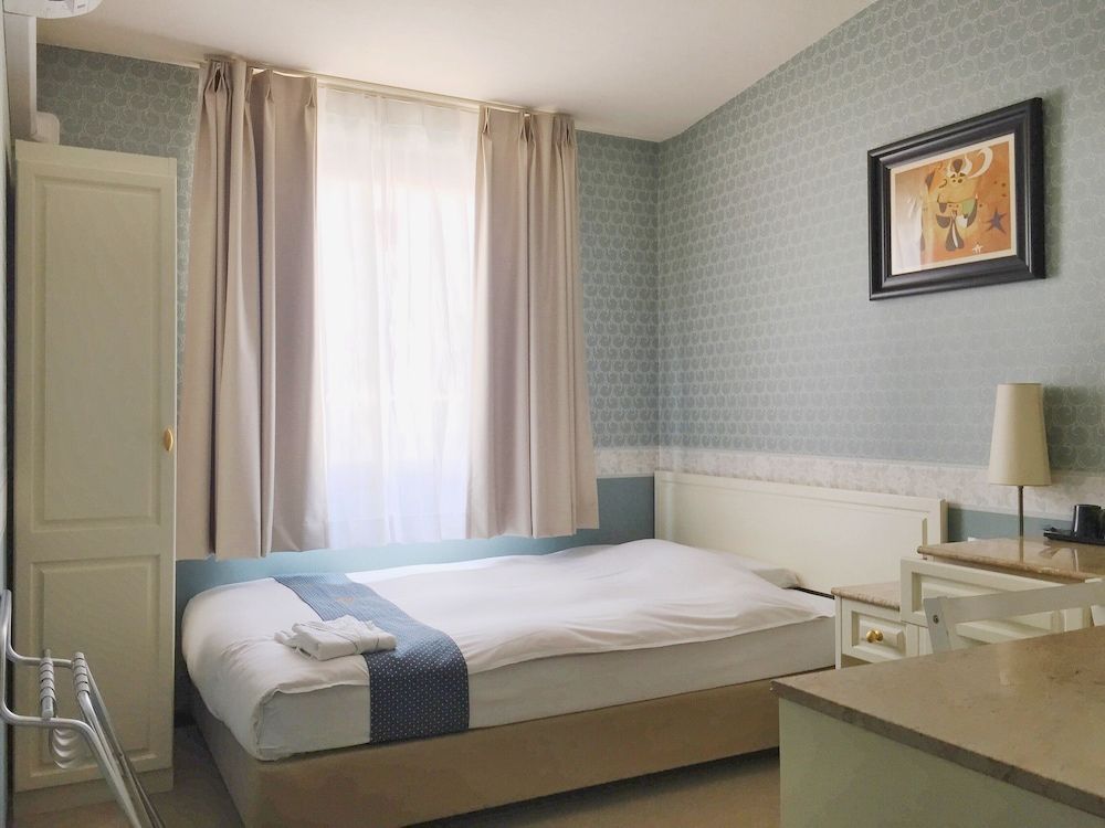 Single Room, Smoking