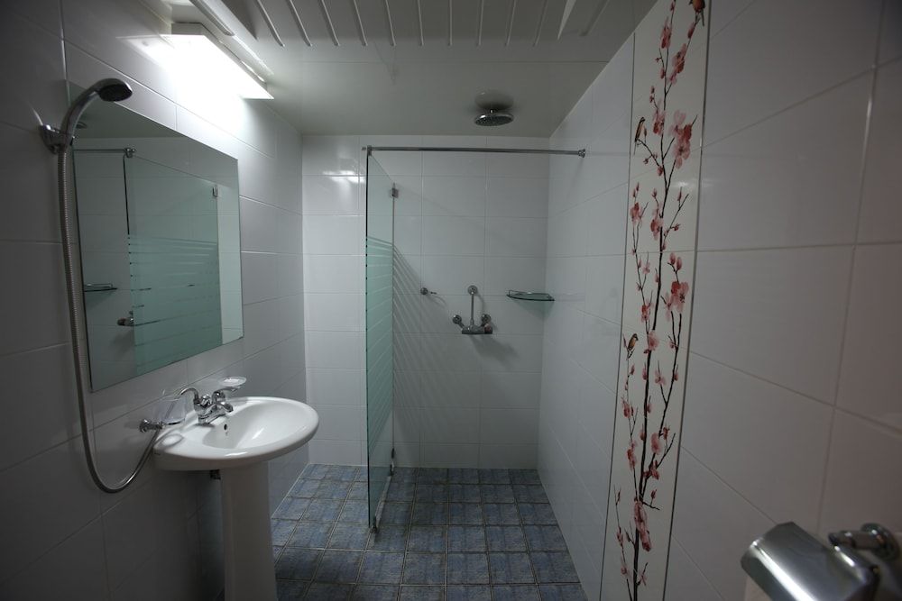 Hill house Hotel Economy Room, 1 Double Bed, No Windows (Basement) 4