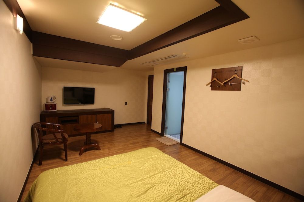 Hill house Hotel Economy Room, 1 Double Bed, No Windows (Basement) 5