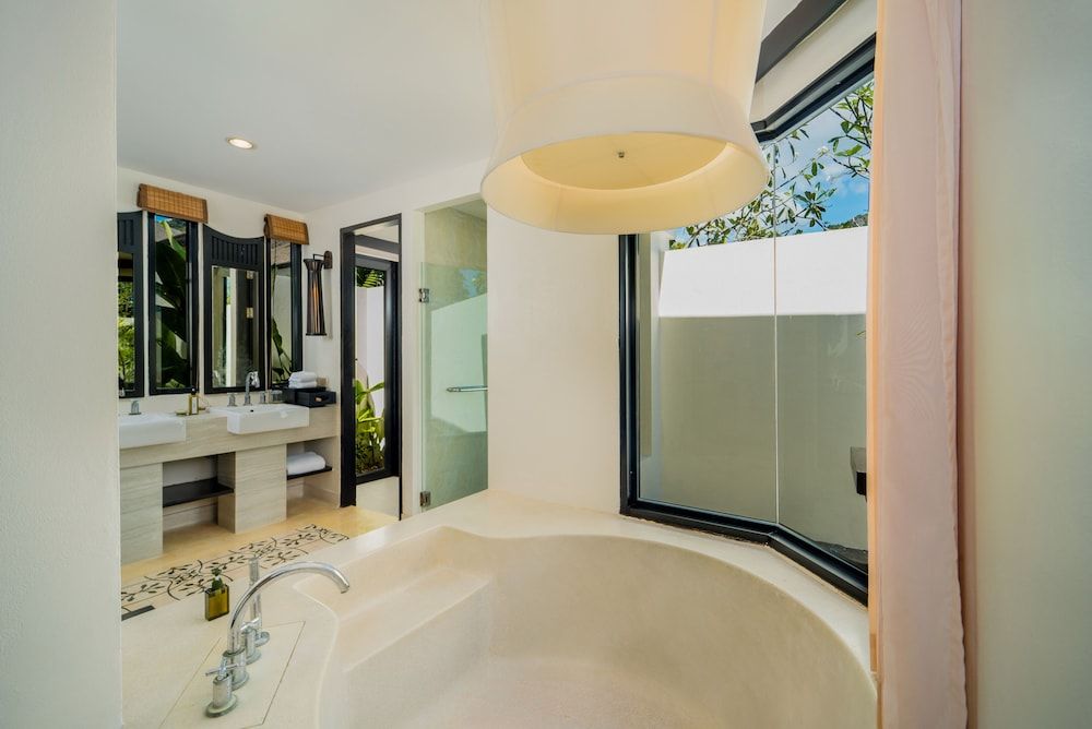 Deep Soaking Bathtub