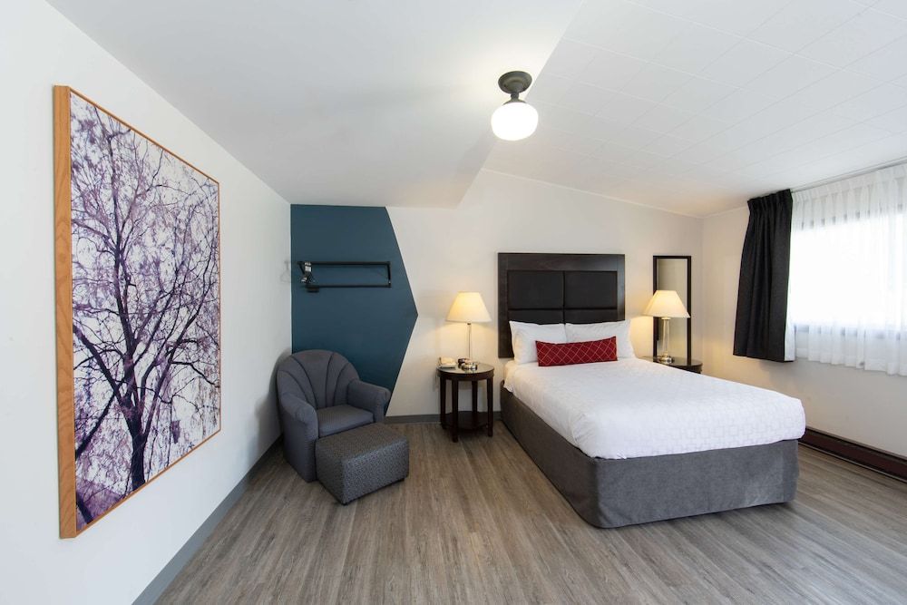 SureStay Hotel by Best Western Castlegar Economy Room, 1 Queen Bed, Non Smoking, Refrigerator & Microwave (Shower Only) 2