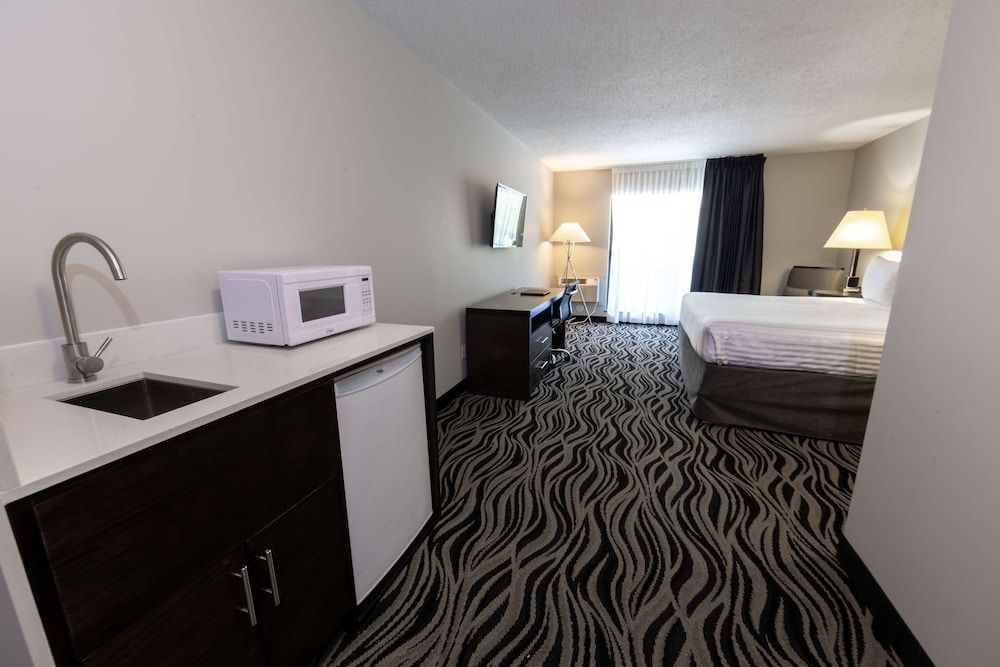 SureStay Hotel by Best Western Castlegar Standard Room, 1 King Bed, Non Smoking, Refrigerator & Microwave 3