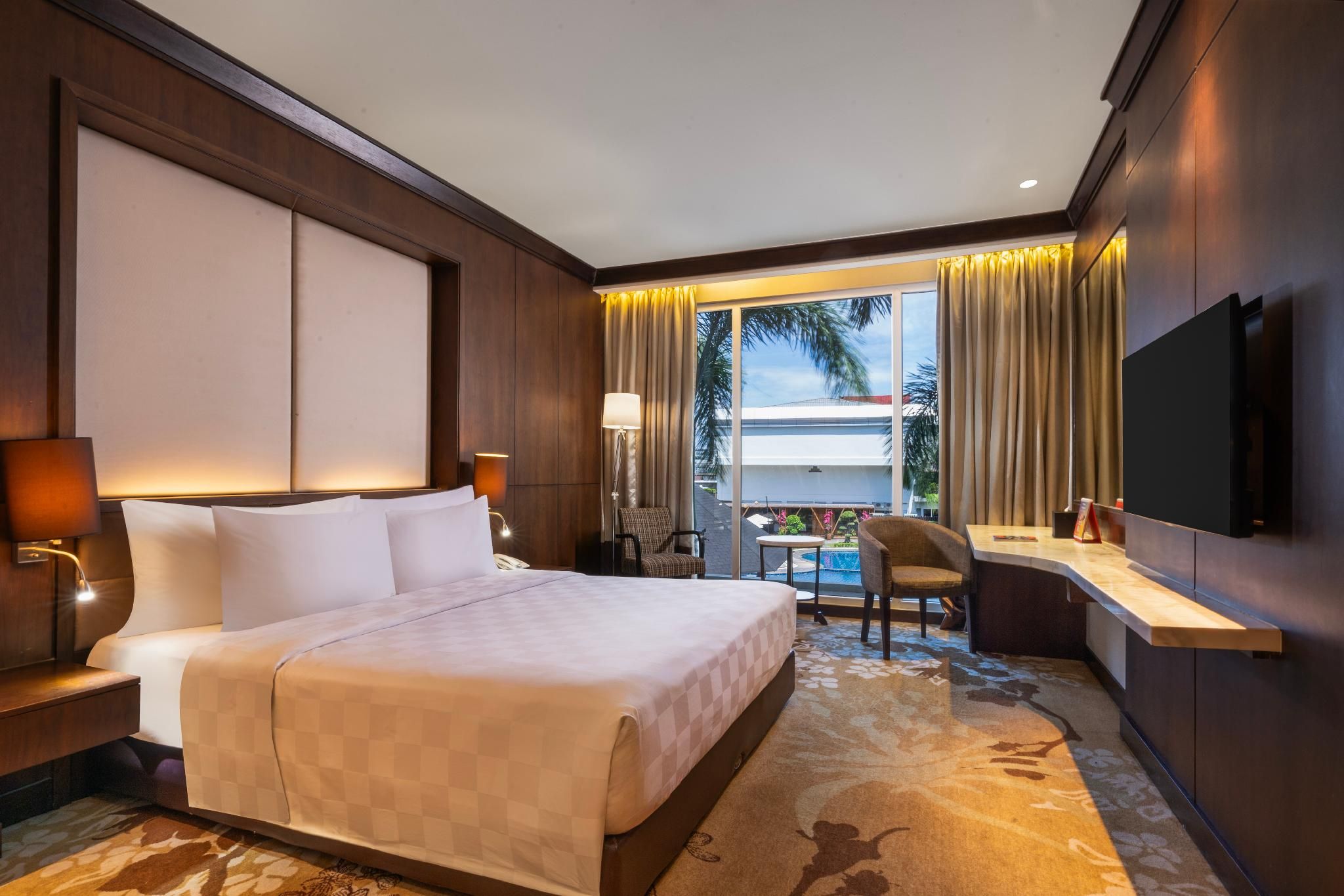 Swiss-Belhotel Borneo Banjarmasin Deluxe King Pool View 2