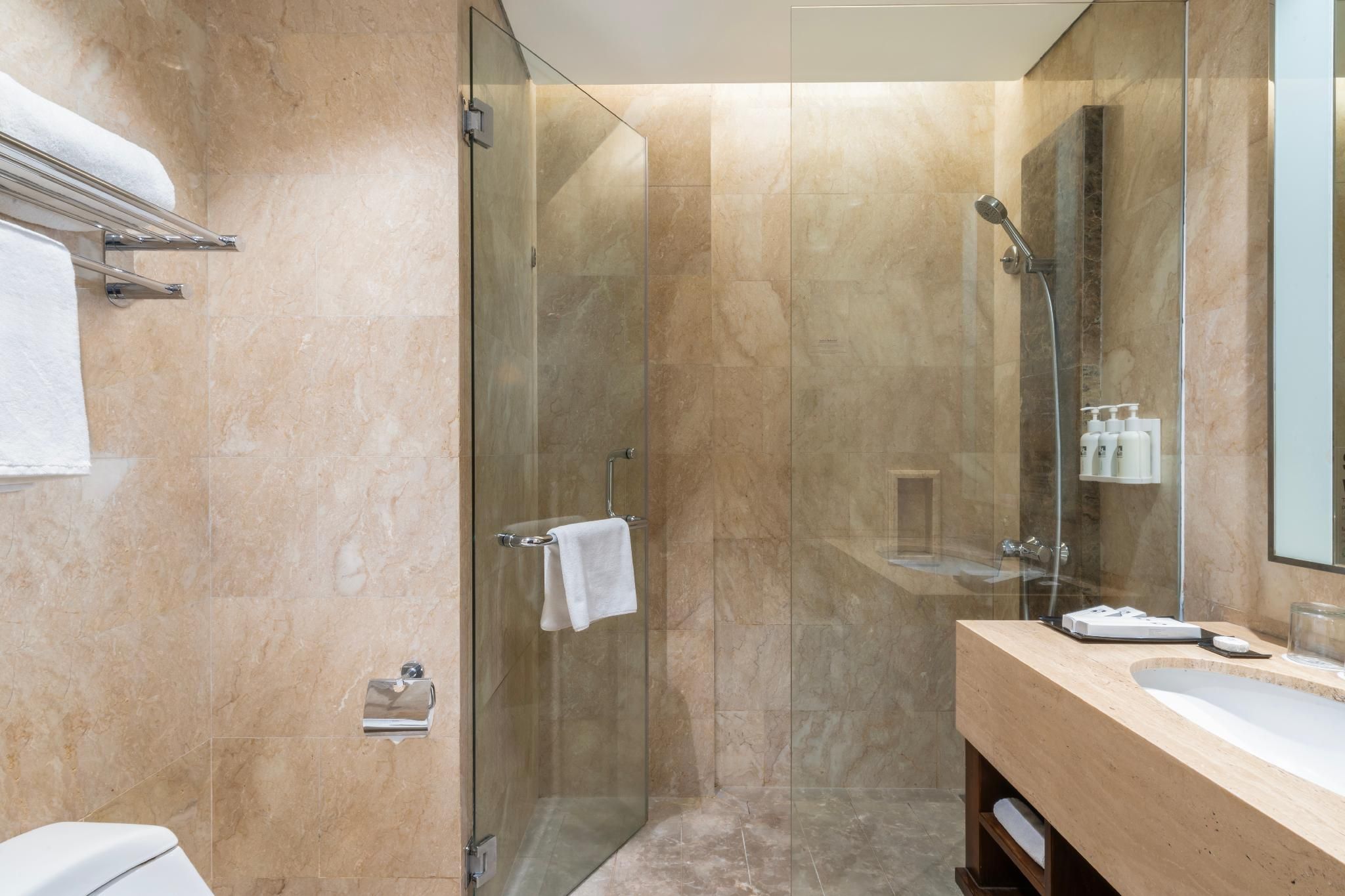 Swiss-Belhotel Borneo Banjarmasin Deluxe King Pool View 3