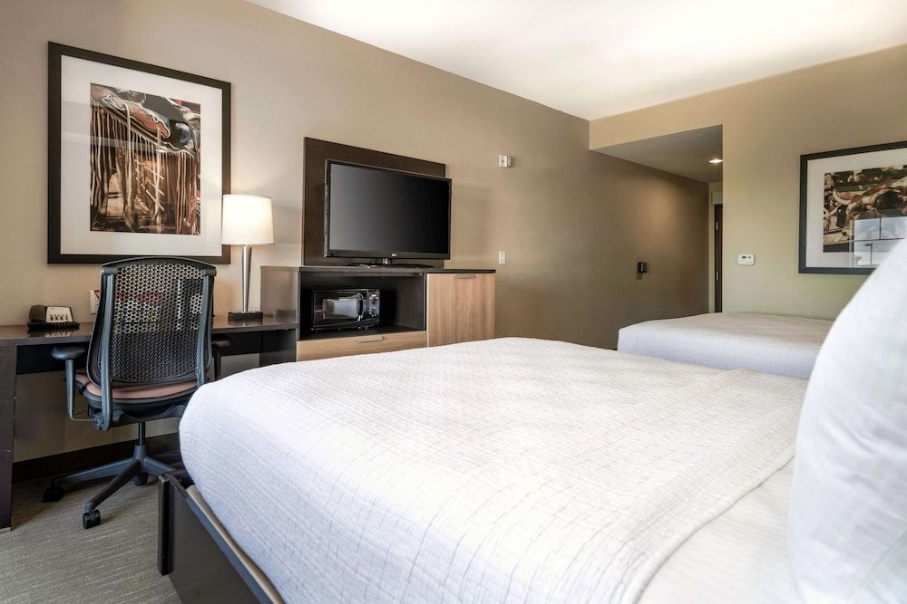 Best Western Premier Bryan College Station Standard Room, 2 Queen Beds, Accessible, Bathtub 3