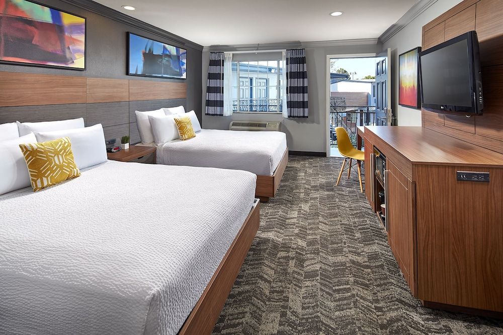 Standard Suite, 2 Queen Beds