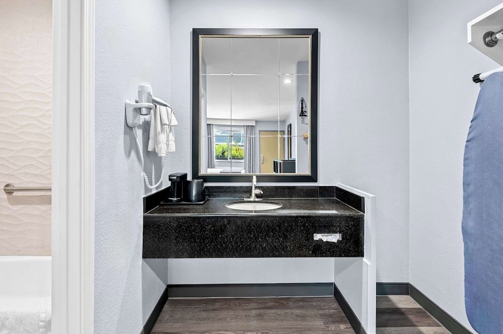 SureStay Hotel by Best Western Buena Park Anaheim Standard Room, 2 Queen Beds, Non Smoking 4