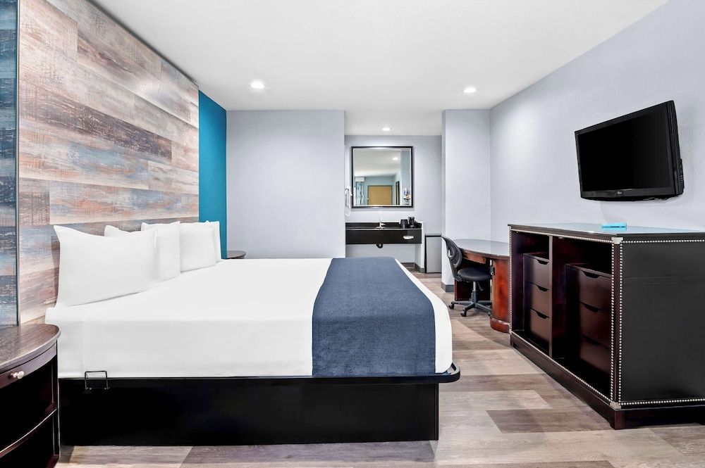 SureStay Hotel by Best Western Buena Park Anaheim Standard Room, 1 King Bed, Non Smoking 2
