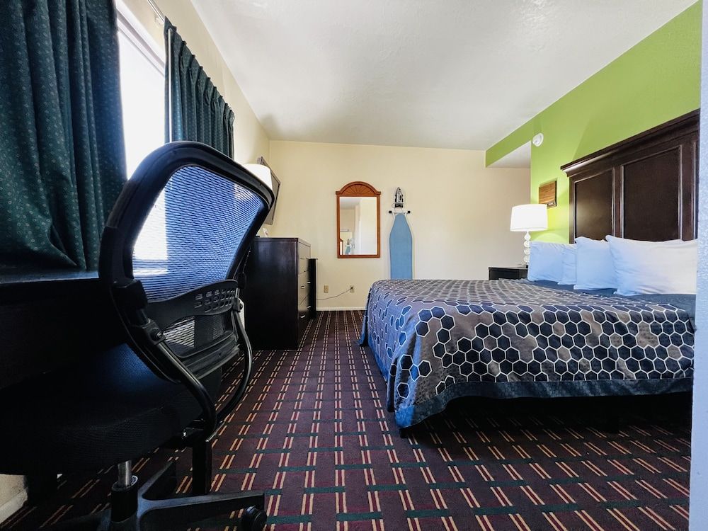 One queen bed non smoking