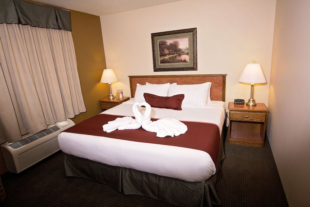 Service Plus Inns & Suites Drayton Valley Standard Room, 1 King Bed 2