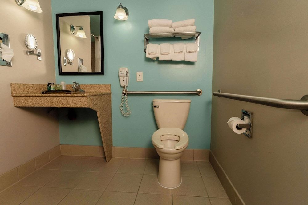 undefined Gateway Hotel & Suites, Ascend Hotel Collection 8