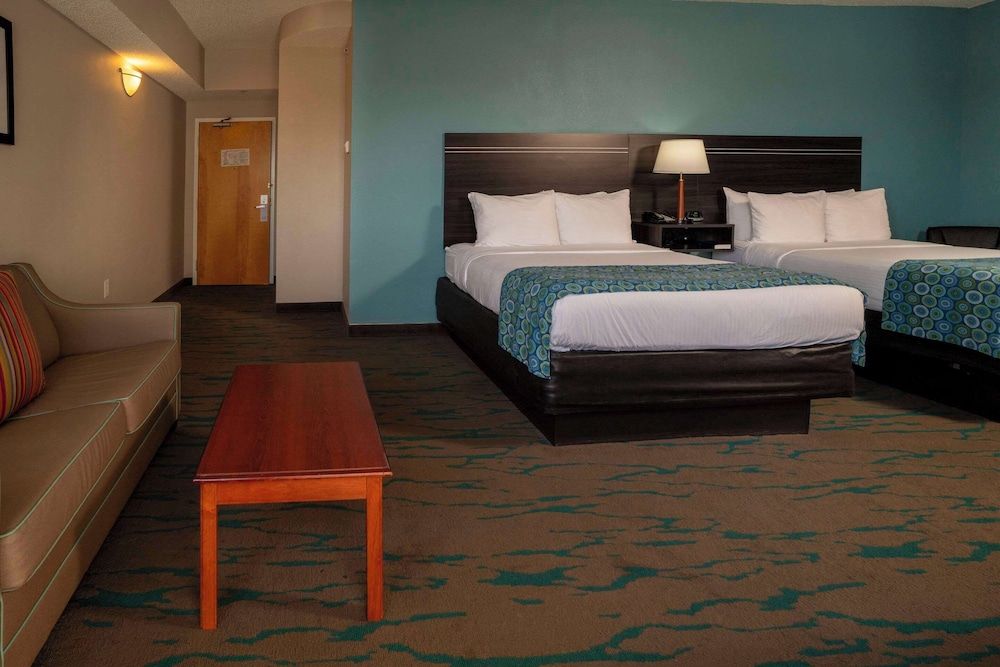 undefined Gateway Hotel & Suites, Ascend Hotel Collection 5