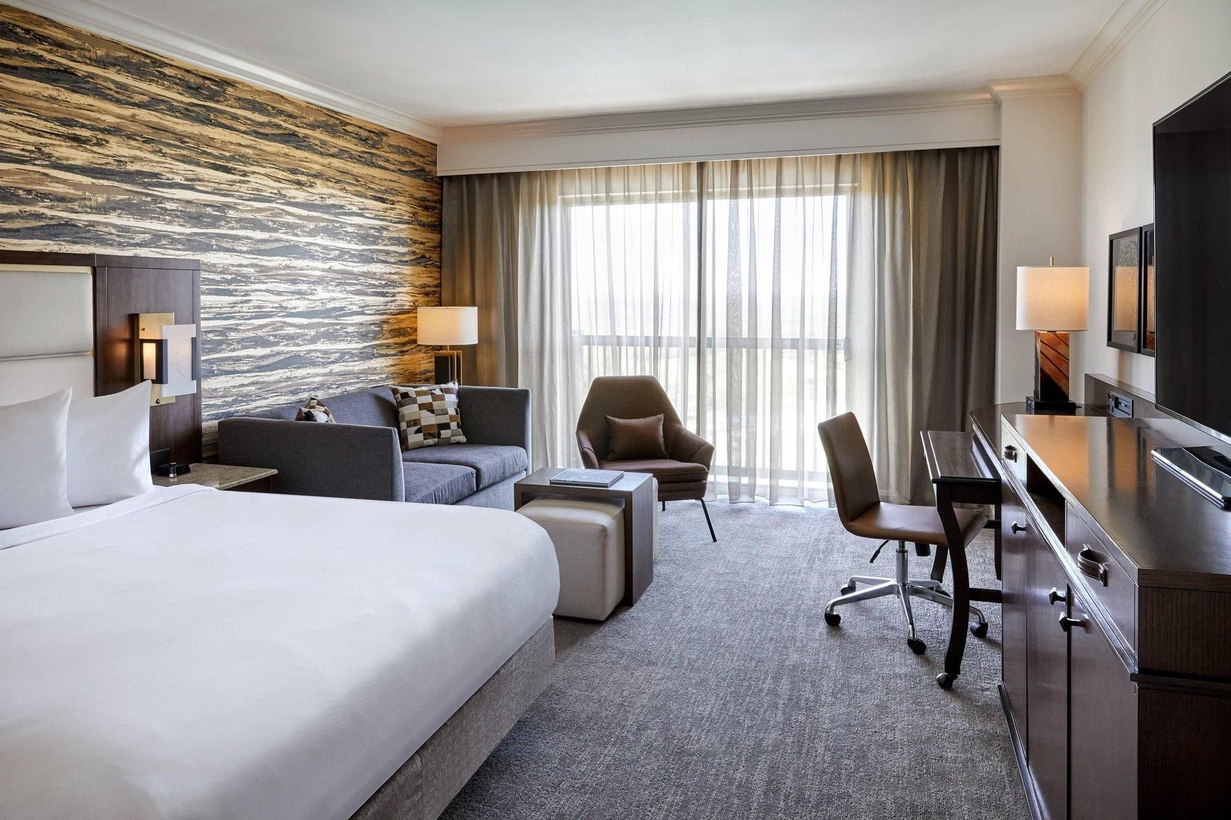 Deluxe Guest Room, 1 King, Sofa Bed, Juliet Balcony